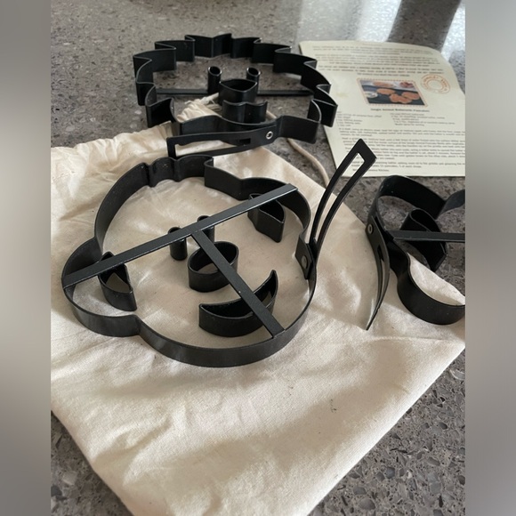 Williams Sonoma set of 3 metal jungle animal pancake molds - Picture 3 of 7